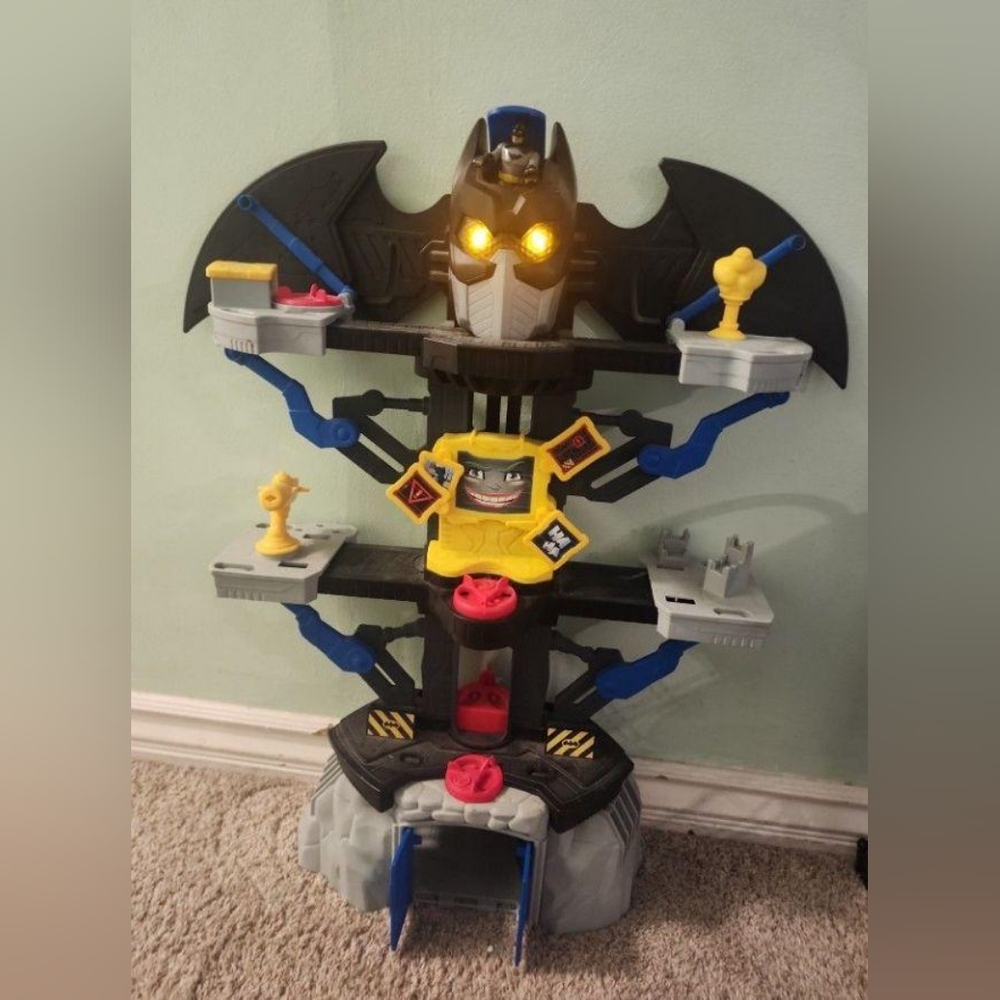 IMAGINEXT DC GOTHAM Transformation BAT-CAVE  PLAYSET